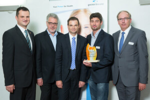 Als vierter von links freut sich Michael Hinkle, Lehrkraft an der FH Gesundheitsberufe Oberösterreich, über den Preis in der Kategorie Gesundheitseinrichtungen. Bei der eingereichten Idee wurde die Kontrast-Mittel-Applikation bei der Mehrschichtcomputertomographie im AKH Linz optimiert. Als vierter von links freut sich Michael Hinkle, Lehrkraft an der FH Gesundheitsberufe Oberösterreich, über den Preis in der Kategorie Gesundheitseinrichtungen. Bei der eingereichten Idee wurde die Kontrast-Mittel-Applikation bei der Mehrschichtcomputertomographie im AKH Linz optimiert.