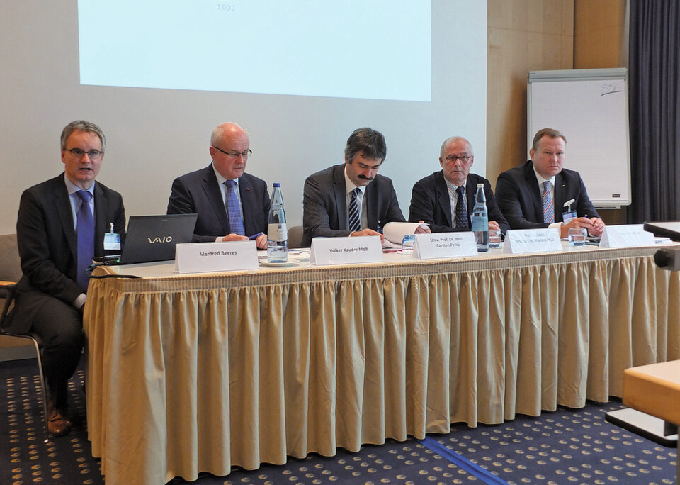 Bereit für einen konstruktiven Schlagabtausch: Manfred Beeres (BVMed), Volker Kauder (CDU), Prof. Carsten Perka (Charité, Berlin), Prof. Michael M. Morlock (TU Hamburg-Harburg), Marc D. Michel (Peter Brehm GmbH). Bereit für einen konstruktiven Schlagabtausch: Manfred Beeres (BVMed), Volker Kauder (CDU), Prof. Carsten Perka (Charité, Berlin), Prof. Michael M. Morlock (TU Hamburg-Harburg), Marc D. Michel (Peter Brehm GmbH).