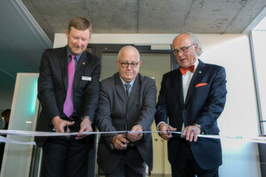 Inauguration ceremony in Sandton, Johannesburg: Rob MacKenzie, Managing Director of Endress+Hauser South Africa, Garth Strachan, Office of the Deputy Director General, Department of Trade and Industry, and Klaus Endress, CEO of the Endress+Hauser Group (from left), cut the ribbon. Inauguration ceremony in Sandton, Johannesburg: Rob MacKenzie, Managing Director of Endress+Hauser South Africa, Garth Strachan, Office of the Deputy Director General, Department of Trade and Industry, and Klaus Endress, CEO of the Endress+Hauser Group (from left), cut the ribbon.