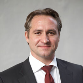 Christian Vogt, Regional Director Deutschland und Niederlande bei Fortinet: „Seit geraumer Zeit fragen unsere Rechenzentrumskunden nach einem höheren Firewall-Durchsatz und Port-Verbindungen in Hochgeschwindigkeit, während sie Rechenzentren mit 40 oder 100 Gbps Switching-Infrastructure/-Fabric konsolidieren. Diese Anfragen beantworten wir beginnend mit der FortiGate-3700D – und haben bereits weitere interessante Neuerungen auf unserer sehr aggressiven Roadmap.“ Christian Vogt, Regional Director Deutschland und Niederlande bei Fortinet: „Seit geraumer Zeit fragen unsere Rechenzentrumskunden nach einem höheren Firewall-Durchsatz und Port-Verbindungen in Hochgeschwindigkeit, während sie Rechenzentren mit 40 oder 100 Gbps Switching-Infrastructure/-Fabric konsolidieren. Diese Anfragen beantworten wir beginnend mit der FortiGate-3700D – und haben bereits weitere interessante Neuerungen auf unserer sehr aggressiven Roadmap.“