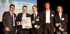 Die stolzen Macher der besten B2B Marketing Kampagne 2013: Becker-Antriebe und Diviice mit der Idee „Let it B“ zur Markteinführung des Hausautomationssystems ‚B-TRONIC‘. Im Bild zu sehen sind Dr. Dominik Wagemann, marconomy, Uwe Happel, Becker-Antriebe, Thomas Schmidt, Diviice, Andreas Pfeilschifter, marconomy, und Christian Schmitt, marconomy (von links nach rechts). Die stolzen Macher der besten B2B Marketing Kampagne 2013: Becker-Antriebe und Diviice mit der Idee „Let it B“ zur Markteinführung des Hausautomationssystems ‚B-TRONIC‘. Im Bild zu sehen sind Dr. Dominik Wagemann, marconomy, Uwe Happel, Becker-Antriebe, Thomas Schmidt, Diviice, Andreas Pfeilschifter, marconomy, und Christian Schmitt, marconomy (von links nach rechts).