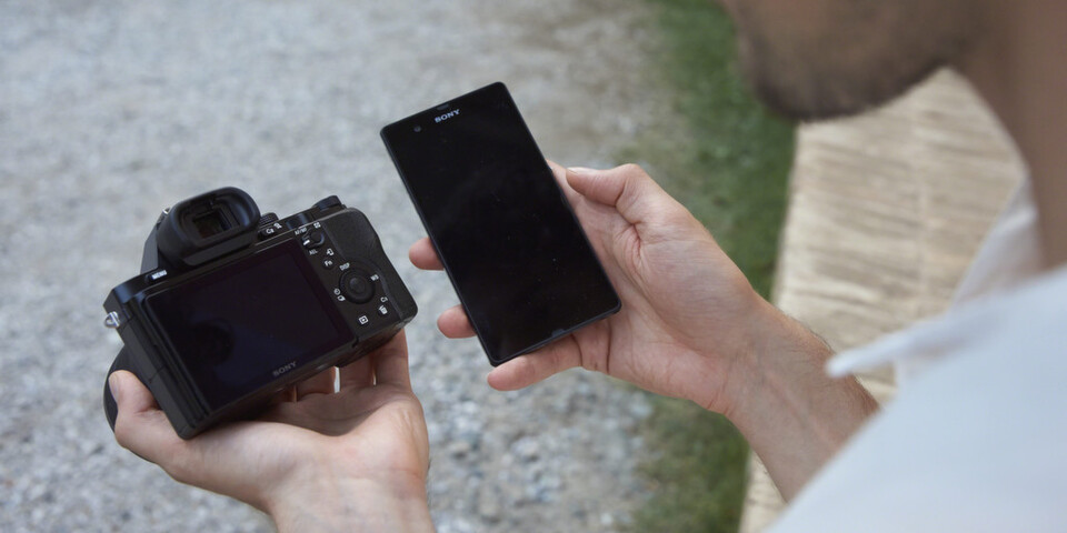 Die Sony-Kameras α7 und α7R können mit einem Smartphone ferngesteruert werden. Die Sony-Kameras α7 und α7R können mit einem Smartphone ferngesteruert werden.