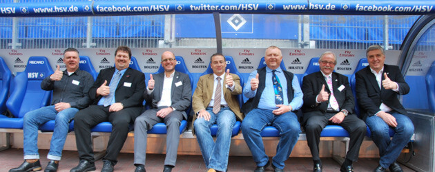 Der neu formierte Vorstand des BIV auf der Trainerbank des Hamburger SV. Der neu formierte Vorstand des BIV auf der Trainerbank des Hamburger SV.