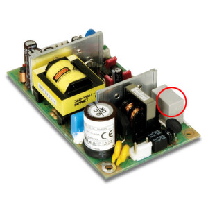 Ein Open-Frame-Netzteil: der rot gekennzeichnete X2-Kondensator blockt und bedämpft hochfrequente Störsignale und vermindert so die elektromagnetischen Störungen, die durch den Betrieb der Stromversorgung hervorgerufen werden. Darüber hinaus schützt er die Stromversorgung vor netzseitigen Überspannungen (Transienten) und unterdrückt leitungsgebundene Rückwirkungen der Stromversorgung auf das Versorgungsnetz. Somit ist der X2-Kondensator extrem wichtig für einen konstant störungsfreien Betrieb des elektronischen Geräts. Zudem verhindert er unzulässige Verunreinigungen des Versorgungsnetzes durch den Betrieb dieses Geräts. Ein Open-Frame-Netzteil: der rot gekennzeichnete X2-Kondensator blockt und bedämpft hochfrequente Störsignale und vermindert so die elektromagnetischen Störungen, die durch den Betrieb der Stromversorgung hervorgerufen werden. Darüber hinaus schützt er die Stromversorgung vor netzseitigen Überspannungen (Transienten) und unterdrückt leitungsgebundene Rückwirkungen der Stromversorgung auf das Versorgungsnetz. Somit ist der X2-Kondensator extrem wichtig für einen konstant störungsfreien Betrieb des elektronischen Geräts. Zudem verhindert er unzulässige Verunreinigungen des Versorgungsnetzes durch den Betrieb dieses Geräts.