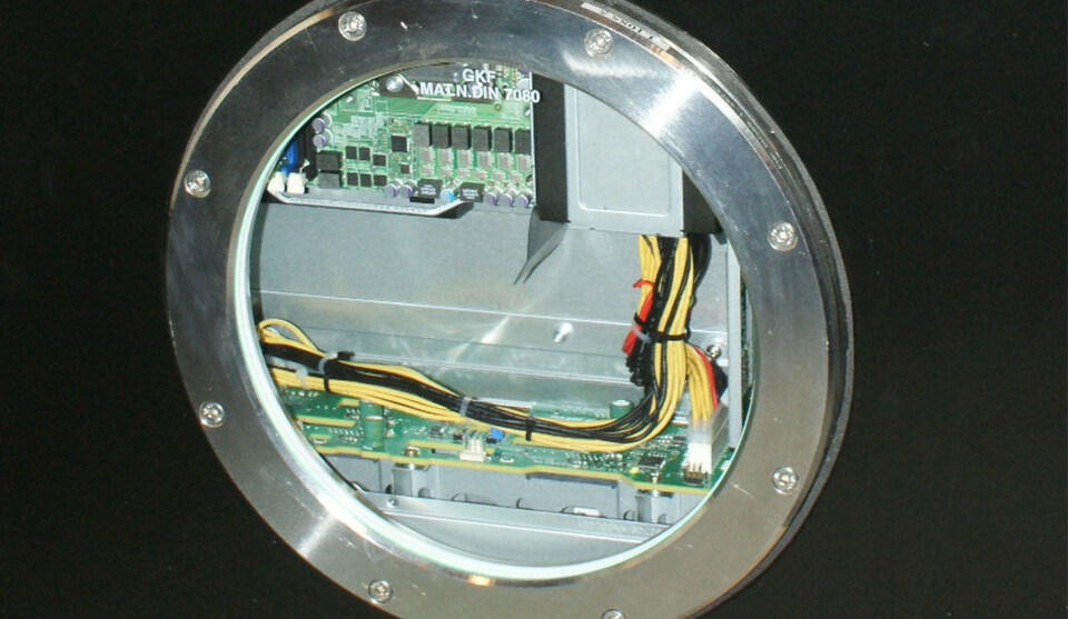 Durch das Guckloch lässt sich ein Supermicro-Server in der 3M-Flüssigkeit Novec erkennen. Durch das Guckloch lässt sich ein Supermicro-Server in der 3M-Flüssigkeit Novec erkennen.