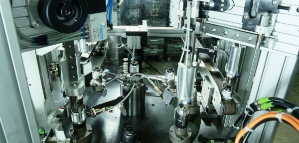 Vor allem im produzierenden Gewerbe, hier eine Bohrfutter-Montageanlage, ist Druckluft ein unverzichtbarer, sauberer und flexibel einsetzbarer Energieträger, für dessen Erzeugung aber ein vergleichsweise hoher Energieaufwand nötig ist. Vor allem im produzierenden Gewerbe, hier eine Bohrfutter-Montageanlage, ist Druckluft ein unverzichtbarer, sauberer und flexibel einsetzbarer Energieträger, für dessen Erzeugung aber ein vergleichsweise hoher Energieaufwand nötig ist.