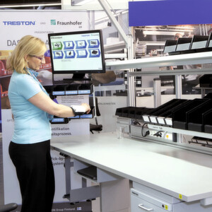 Alles im Blick: In Kombination mit den ergonomischen Arbeitsplätzen ermöglicht das RFID-Armband effizientes und ermüdungsfreies Arbeiten bei manuellen Greifprozessen. Alles im Blick: In Kombination mit den ergonomischen Arbeitsplätzen ermöglicht das RFID-Armband effizientes und ermüdungsfreies Arbeiten bei manuellen Greifprozessen.