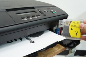 Die von den Forschern entwickelte Nanopartikel-Tinte wurde einfach in eine leere Farbpatrone injiziert und dann in einem handelsüblichen Inkjet-Drucker verwendet Die von den Forschern entwickelte Nanopartikel-Tinte wurde einfach in eine leere Farbpatrone injiziert und dann in einem handelsüblichen Inkjet-Drucker verwendet