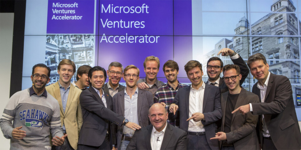 Strahlende Gesichter: Steve Ballmer und Christian P. Illek begrüßen zusammen mit Rahul Sood und Stephan Jacquemot die neun Startups der ersten Klasse des Microsoft Ventures Accelerators in Berlin: Attaching.it, Babbo, Cringle, EvoMob, Makeapoint, MyLorry, Researchcluster, Sensorberg und UnlockYourBrain. Strahlende Gesichter: Steve Ballmer und Christian P. Illek begrüßen zusammen mit Rahul Sood und Stephan Jacquemot die neun Startups der ersten Klasse des Microsoft Ventures Accelerators in Berlin: Attaching.it, Babbo, Cringle, EvoMob, Makeapoint, MyLorry, Researchcluster, Sensorberg und UnlockYourBrain.