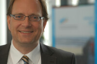 Ants Finke, IT-Verantwortlicher bei der DVZ: „Im BEATA-Projekt führen wir derzeit die elektronische Vorgangsbearbeitung mit digitaler Zahlfallakte im Landesbesoldungsamt ein. Beta Systems bietet uns mit seinen Produkten hier einen Adapter, über den wir Ausgaben aus dem Besoldungsverfahren dem Gesamtsystem zuverlässig zur Verfügung stellen können.“ Ants Finke, IT-Verantwortlicher bei der DVZ: „Im BEATA-Projekt führen wir derzeit die elektronische Vorgangsbearbeitung mit digitaler Zahlfallakte im Landesbesoldungsamt ein. Beta Systems bietet uns mit seinen Produkten hier einen Adapter, über den wir Ausgaben aus dem Besoldungsverfahren dem Gesamtsystem zuverlässig zur Verfügung stellen können.“