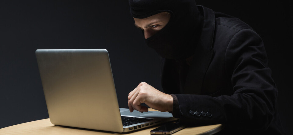 Unverschlüsselt im Klartext versendete E-Mails bieten praktisch keinen Schutz vor krimineller Manipulation. Dennoch versenden Unternehmen täglich unzählige geschäftskritische Dokumente und Informationen auf diesem Weg. Unverschlüsselt im Klartext versendete E-Mails bieten praktisch keinen Schutz vor krimineller Manipulation. Dennoch versenden Unternehmen täglich unzählige geschäftskritische Dokumente und Informationen auf diesem Weg.