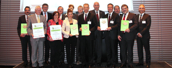 Kosten senken und die Umwelt schonen: Die sechs Preisträger des „Lean & Green Efficiency Award 2013“ stellten eindrucksvoll unter Beweis wie das funktioniert. Dafür erhielten sie am 5. November die Auszeichnung für nachhaltige und ressourcenschonende Produktion. Kosten senken und die Umwelt schonen: Die sechs Preisträger des „Lean & Green Efficiency Award 2013“ stellten eindrucksvoll unter Beweis wie das funktioniert. Dafür erhielten sie am 5. November die Auszeichnung für nachhaltige und ressourcenschonende Produktion.