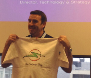 Matt Watts, Director of Technology and Strategy von Netapp in EMEA macht Storage-Guys zu Supermännern. T-Shirts für Frauen gibt es auf der Insight-Veranstaltung bislang nicht. Matt Watts, Director of Technology and Strategy von Netapp in EMEA macht Storage-Guys zu Supermännern. T-Shirts für Frauen gibt es auf der Insight-Veranstaltung bislang nicht.