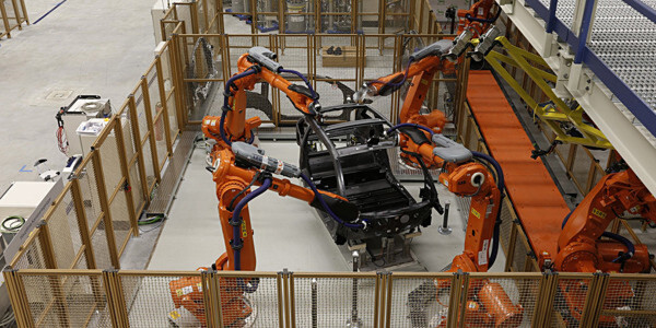 Ist das die Zukunft? ABB-Roboter bearbeiten das CFK-Life-Modul des BMW i3 im Werk Leipzig. Ist das die Zukunft? ABB-Roboter bearbeiten das CFK-Life-Modul des BMW i3 im Werk Leipzig.