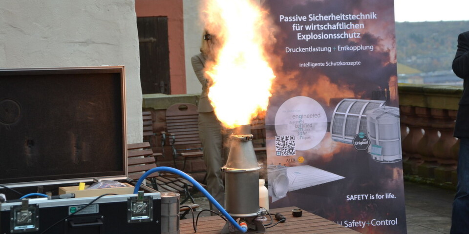 Klaus Meichle von Rembe präsentierte auf der Terrasse der Festung Marienberg eine Live-Explosion. Klaus Meichle von Rembe präsentierte auf der Terrasse der Festung Marienberg eine Live-Explosion.