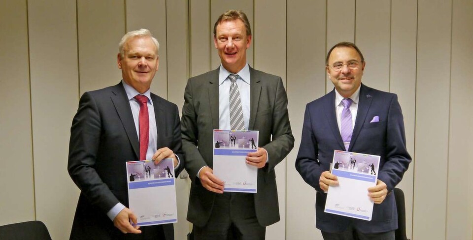Nach Unterzeichnung der Kooperationsvereinbarung (v. r.): Konrad Kandziora,Vorstand des IT-Dienstleistungszentrums Berlin (ITDZ Berlin), Ralph Leidenheimer, Geschäftsführer des Brandenburgischen IT-Dienstleisters ZIT-BB sowie Hubert Ludwig, Geschäftsführer der DVZ M-V GmbH nach Unterzeichnung der Kooperationvereinbarung Nach Unterzeichnung der Kooperationsvereinbarung (v. r.): Konrad Kandziora,Vorstand des IT-Dienstleistungszentrums Berlin (ITDZ Berlin), Ralph Leidenheimer, Geschäftsführer des Brandenburgischen IT-Dienstleisters ZIT-BB sowie Hubert Ludwig, Geschäftsführer der DVZ M-V GmbH nach Unterzeichnung der Kooperationvereinbarung