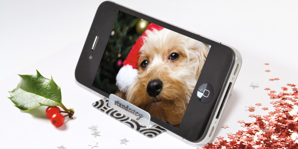 Standeazy ist ein Smartphone-Halter im Kreditkartenformat und ein raffiniertes Weihnachtsgeschenk. Standeazy ist ein Smartphone-Halter im Kreditkartenformat und ein raffiniertes Weihnachtsgeschenk.