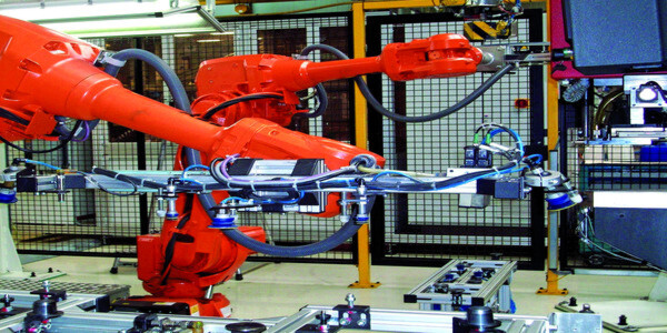 Ein Highlight auf den Innodays: Auf dieser Hybridanlage wird das klassische Fügen, in diesem Fall das Punktschweißen, mit dem Kleben verbunden und die Komponenten (Trägerbleche für Heckscheibeneinsätze) so mit einer höheren Festigkeit ausgestattet. Ein Highlight auf den Innodays: Auf dieser Hybridanlage wird das klassische Fügen, in diesem Fall das Punktschweißen, mit dem Kleben verbunden und die Komponenten (Trägerbleche für Heckscheibeneinsätze) so mit einer höheren Festigkeit ausgestattet.