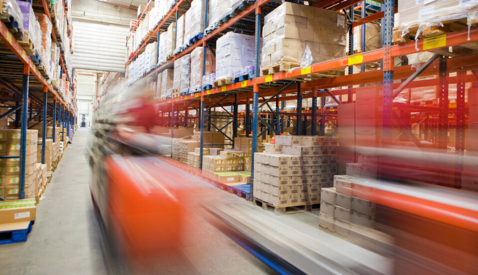 Mit SAP HANA werden Daten im Warehouse noch schenller bewegt. Mit SAP HANA werden Daten im Warehouse noch schenller bewegt.