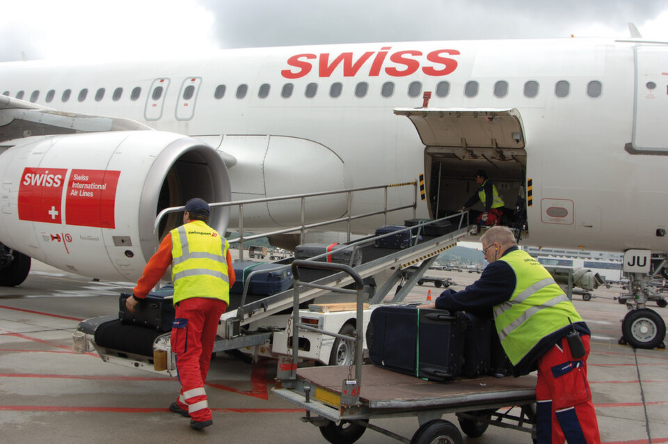 Swissport hat die Unternehmens-IT der Region Europa ab 2003 sukzessive mithilfe von Citrix-Software zentralisiert, virtualisiert und ausgelagert. Swissport hat die Unternehmens-IT der Region Europa ab 2003 sukzessive mithilfe von Citrix-Software zentralisiert, virtualisiert und ausgelagert.