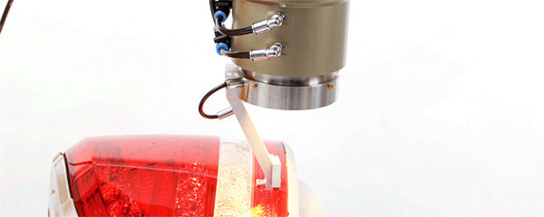 Fügeverfahren etwa bei Kfz-Rückleuchten sind hinsichtlich Maßhaltigkeit und Kosten oft stark eingeschränkt. Das Hybrid-Laserschweißen der Firma LPKF Laser & Electronics aus Erlangen soll das ändern. Fügeverfahren etwa bei Kfz-Rückleuchten sind hinsichtlich Maßhaltigkeit und Kosten oft stark eingeschränkt. Das Hybrid-Laserschweißen der Firma LPKF Laser & Electronics aus Erlangen soll das ändern.