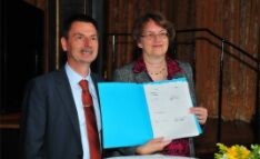 Bürgermeisterin Christine Strobl und Projektleiter Peter Hofmann mit der Projektabnahmeerklärung Bürgermeisterin Christine Strobl und Projektleiter Peter Hofmann mit der Projektabnahmeerklärung