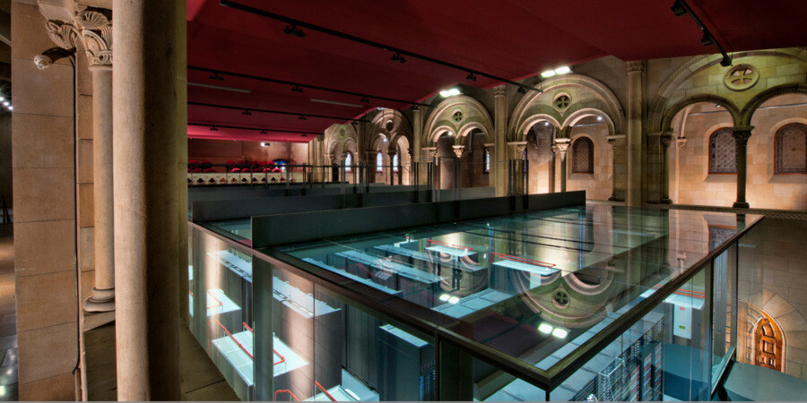 MareNostrum (lateinisch für „unser Meer“, eine alte Bezeichnung für das Mittelmeer) ist ein Supercomputer an der Universitat Politècnica de Catalunya in Barcelona. Der IBM-Cluster ist in eine säkularisierte Kapelle eingebaut und von hohen Glaswänden umgeben. MareNostrum (lateinisch für „unser Meer“, eine alte Bezeichnung für das Mittelmeer) ist ein Supercomputer an der Universitat Politècnica de Catalunya in Barcelona. Der IBM-Cluster ist in eine säkularisierte Kapelle eingebaut und von hohen Glaswänden umgeben.