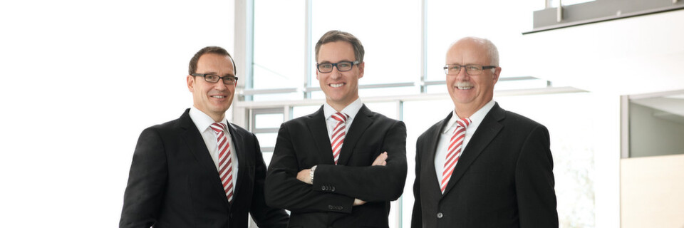 Die Geschäftsführung von Dehn: v.l. Dipl.-Ing. (FH) Helmut Pusch, Dr. Philipp Dehn, Dr.-Ing. Peter Zahlmann Die Geschäftsführung von Dehn: v.l. Dipl.-Ing. (FH) Helmut Pusch, Dr. Philipp Dehn, Dr.-Ing. Peter Zahlmann