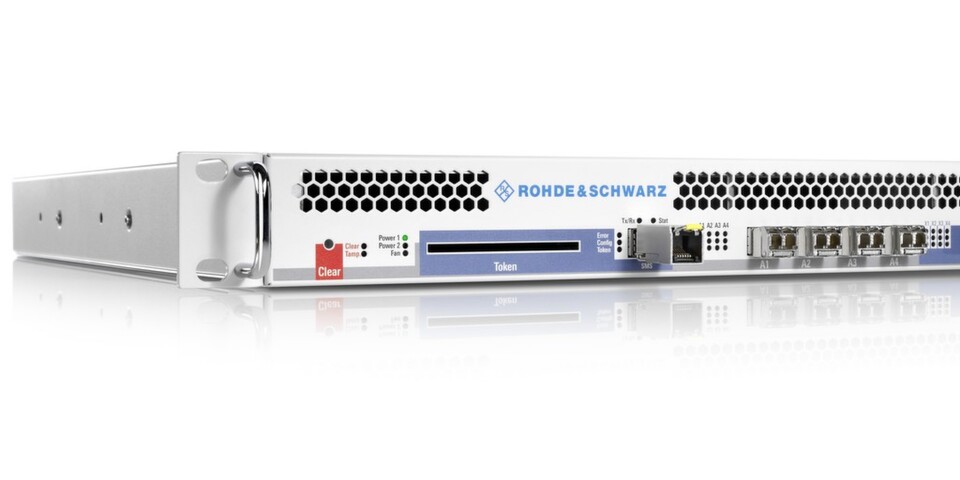 Die Krypto-Appliance SITLine ETH 40G von Rohde & Schwarz verschlüsselt Daten mit einer Bandbreite von bis zu 40 Gbit/s in Echtzeit. Die Krypto-Appliance SITLine ETH 40G von Rohde & Schwarz verschlüsselt Daten mit einer Bandbreite von bis zu 40 Gbit/s in Echtzeit.