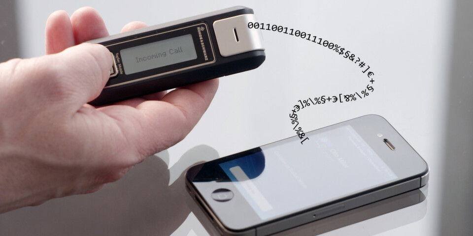 Das Krypto-Headset TopSec Mobile ver- und entschlüsselt Telefonate bereits im Gerät selbst, so dass zum iPhone oder Android-Smartphone nur noch ein verschlüsselter Datenstrom übertragen wird. Das Krypto-Headset TopSec Mobile ver- und entschlüsselt Telefonate bereits im Gerät selbst, so dass zum iPhone oder Android-Smartphone nur noch ein verschlüsselter Datenstrom übertragen wird.