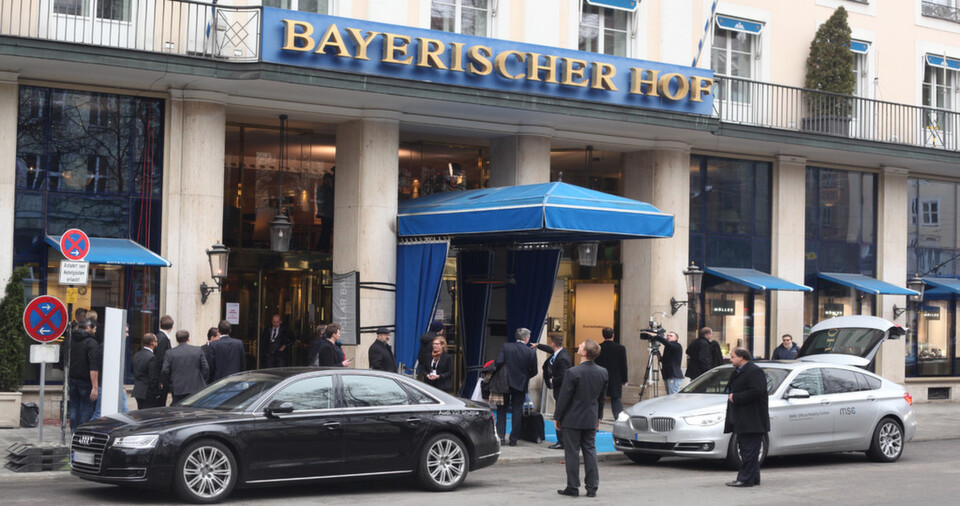 Auf der Münchner Sicherheitskonferenz im Bayrischen Hof stand auch das Thema Cyber-Sicherheit mit auf dem Programm. Auf der Münchner Sicherheitskonferenz im Bayrischen Hof stand auch das Thema Cyber-Sicherheit mit auf dem Programm.