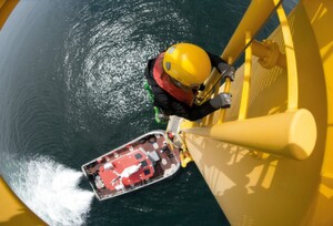 Konstruktionsbedingt sind Windkraftanlagen, insbesondere Offshore-Anlagen, im Brandfall schwer zugänglich. Konstruktionsbedingt sind Windkraftanlagen, insbesondere Offshore-Anlagen, im Brandfall schwer zugänglich.