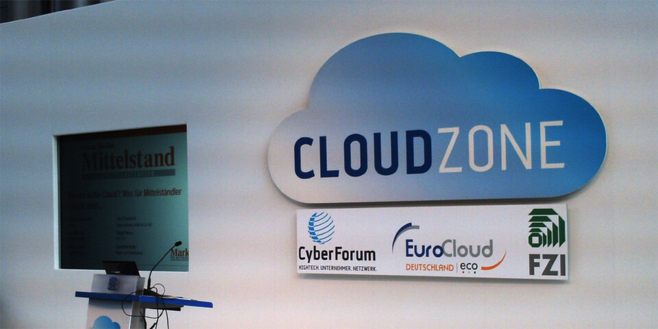 Die CloudZone-Messe hat nur eine verhältnismäßig kleine Ausstellungsfläche, aber ihr sind zwei Konferenzen angeschlossen. Das Forum für Podiumsdiskussionen zeigt die Sponsoren der Messe. Die CloudZone-Messe hat nur eine verhältnismäßig kleine Ausstellungsfläche, aber ihr sind zwei Konferenzen angeschlossen. Das Forum für Podiumsdiskussionen zeigt die Sponsoren der Messe.