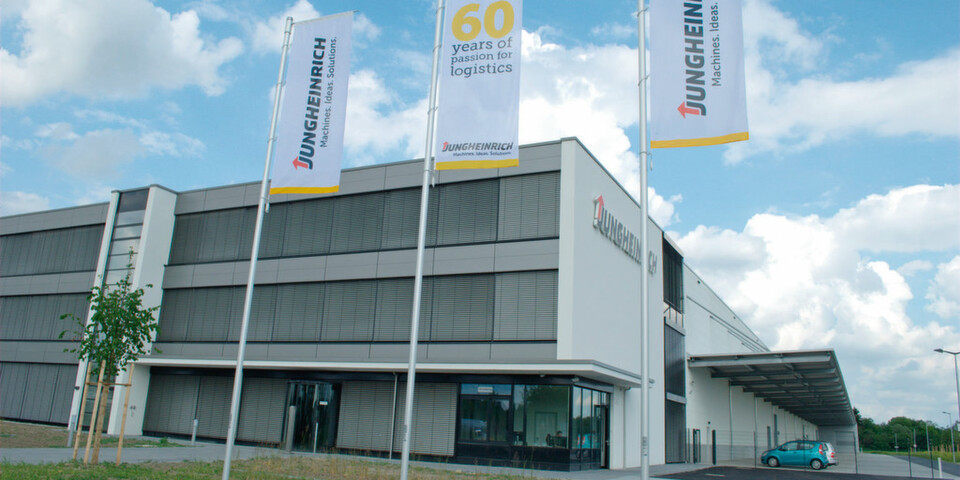 Das neue Jungheinrich-Werk für Lager- und Systemgeräte in Degernpoint, 2 km vom Stammwerk in Moosburg entfernt, ging im Herbst 2013 in Betrieb. Das neue Jungheinrich-Werk für Lager- und Systemgeräte in Degernpoint, 2 km vom Stammwerk in Moosburg entfernt, ging im Herbst 2013 in Betrieb.