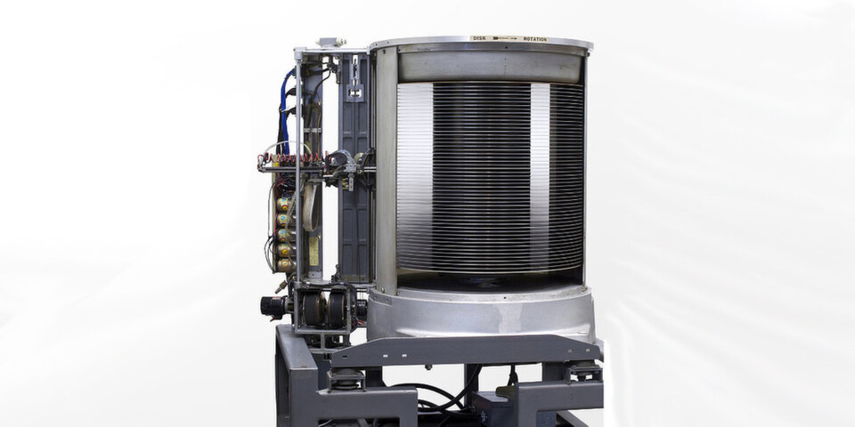 Mit der RAMAC 350 von IBM begann 1956 der kommerzielle Einsatz von Festplatten. Mit der RAMAC 350 von IBM begann 1956 der kommerzielle Einsatz von Festplatten.