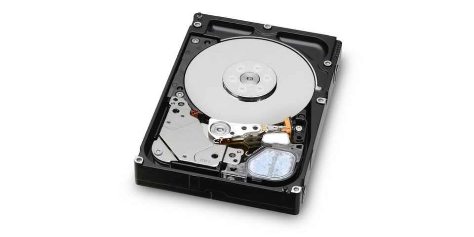 HGST vereint in den 2,5-Zoll-Disks der C15K600-Reihe eine hohe Rotationsgeschwindigkeit von 15.000 Umdrehungen pro Minute mit einer hohen Kapazität von 600 Gigabyte. HGST vereint in den 2,5-Zoll-Disks der C15K600-Reihe eine hohe Rotationsgeschwindigkeit von 15.000 Umdrehungen pro Minute mit einer hohen Kapazität von 600 Gigabyte.
