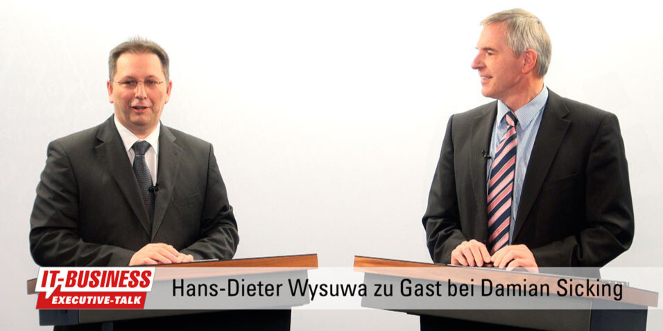 Fujitsu-Manager Hans-Dieter Wysuwa (re.) im Gespräch mit IT-Journalist Damian Sicking (li.). Fujitsu-Manager Hans-Dieter Wysuwa (re.) im Gespräch mit IT-Journalist Damian Sicking (li.).