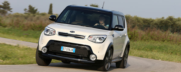 Kia hat den Soul überarbeitet. Die kantige Form blieb, allerdings mit rundlichen Ecken und hochwertiger Innenraumanmutung. Kia hat den Soul überarbeitet. Die kantige Form blieb, allerdings mit rundlichen Ecken und hochwertiger Innenraumanmutung.
