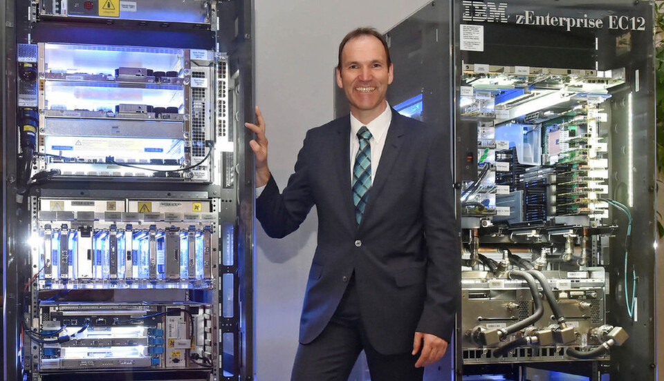 „Mit der neuen Generation der Großrechner können wir unseren Kunden ein Optimum an Kapazität, Performance und Sicherheit bieten“, so Carsten Pfläging, Vorstandsmitglied bei der Fiducia und verantwortlich für den Bereich Informationstechnologie und Betrieb. „Mit der neuen Generation der Großrechner können wir unseren Kunden ein Optimum an Kapazität, Performance und Sicherheit bieten“, so Carsten Pfläging, Vorstandsmitglied bei der Fiducia und verantwortlich für den Bereich Informationstechnologie und Betrieb.