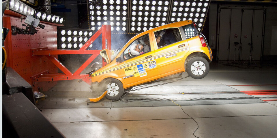 Crashtests beweisen es: Man kann auch abheben, wenn man vor die Wand fährt. Crashtests beweisen es: Man kann auch abheben, wenn man vor die Wand fährt.