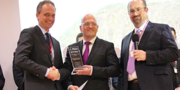 Der Gewinner des Innovation Awards in der Kategorie „Innovativstes Produkt, nicht länger als 18 Monate auf dem Markt“: Die Trophäe nimmt Christian Schwarze von der Sirona Dental Systems GmbH von Dr. Wolfgang Sening (rechts) und Dr. Robert Aures (mitte) vom Referat Europa, Internationale Beziehungen und Gesundheitswirtschaft des Bayerischen Staatsministeriums für Gesundheit und Pflege entgegen. Der Gewinner des Innovation Awards in der Kategorie „Innovativstes Produkt, nicht länger als 18 Monate auf dem Markt“: Die Trophäe nimmt Christian Schwarze von der Sirona Dental Systems GmbH von Dr. Wolfgang Sening (rechts) und Dr. Robert Aures (mitte) vom Referat Europa, Internationale Beziehungen und Gesundheitswirtschaft des Bayerischen Staatsministeriums für Gesundheit und Pflege entgegen.
