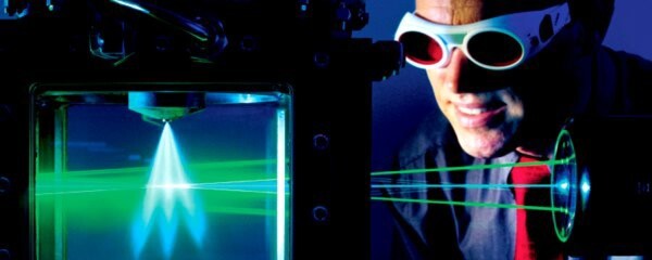 Um Verbrauch und Emissionen moderner Benzinmotoren weiter zu senken, optimiert Bosch auch deren Einspritzventile. Das Spraybild der Einspritzventile wird mit Hilfe einer berührungslosen Laser-Messtechnik untersucht. Um Verbrauch und Emissionen moderner Benzinmotoren weiter zu senken, optimiert Bosch auch deren Einspritzventile. Das Spraybild der Einspritzventile wird mit Hilfe einer berührungslosen Laser-Messtechnik untersucht.