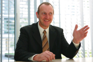 Rolf Strotmann ist Vice President Enterprise Server, Software & Solution Services bei Fujitsu. Rolf Strotmann ist Vice President Enterprise Server, Software & Solution Services bei Fujitsu.