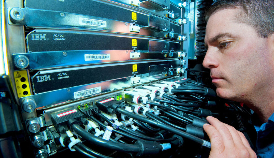 zEnterprise EC12 ist das derzeit größte und schnellste Großrechnersystem von IBM. Das erste kam im August 2012 auf den Markt - nach drei Jahren Entwicklung und 1 Milliarde Dollar R&D-Iinvestment. zEnterprise EC12 ist das derzeit größte und schnellste Großrechnersystem von IBM. Das erste kam im August 2012 auf den Markt - nach drei Jahren Entwicklung und 1 Milliarde Dollar R&D-Iinvestment.