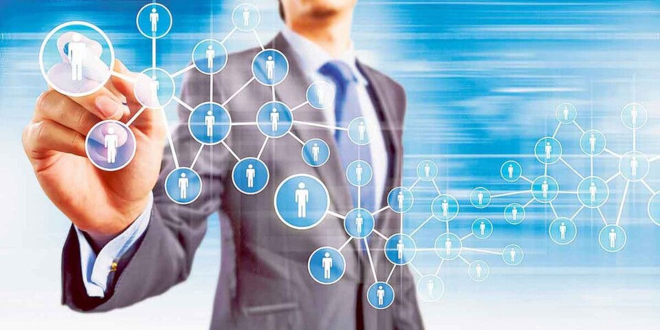 Im Informationszeitalter werden Städte mehr denn je zu Zentren sozialer Interaktion Im Informationszeitalter werden Städte mehr denn je zu Zentren sozialer Interaktion