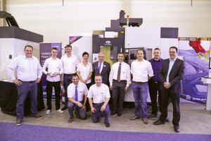 Im Team präsentierten Sie 5-Achs-Simultanbearbeitung auf einer Campro U350 (vl.n.r. hintere Reihe): Walter Laib, (Technomex AG), Michael Aschwanden, Roger Brogle (beide Viscotex), Maggie Bührer, Daniel Bührer (beide BWB AG, Harald Mink (Open Mind), Stefan Mächler (BWB AG), Pasquale Cardillo, Urs Scola (beide Renishaw AG) sowie vordere Reihe: Roland Altenburger und Remo Duft (beide BWB AG). Im Team präsentierten Sie 5-Achs-Simultanbearbeitung auf einer Campro U350 (vl.n.r. hintere Reihe): Walter Laib, (Technomex AG), Michael Aschwanden, Roger Brogle (beide Viscotex), Maggie Bührer, Daniel Bührer (beide BWB AG, Harald Mink (Open Mind), Stefan Mächler (BWB AG), Pasquale Cardillo, Urs Scola (beide Renishaw AG) sowie vordere Reihe: Roland Altenburger und Remo Duft (beide BWB AG).