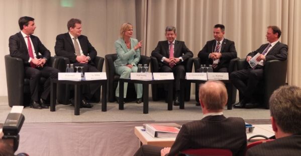 Podiumsdiskussion mit Barbara Hahlweg (ZDF) und hochkarätigen Managern aus der Automobil- und Zulieferindustrie über globale Trends und deren Auswirkungen auf den Automobilstandort Deutschland. Podiumsdiskussion mit Barbara Hahlweg (ZDF) und hochkarätigen Managern aus der Automobil- und Zulieferindustrie über globale Trends und deren Auswirkungen auf den Automobilstandort Deutschland.