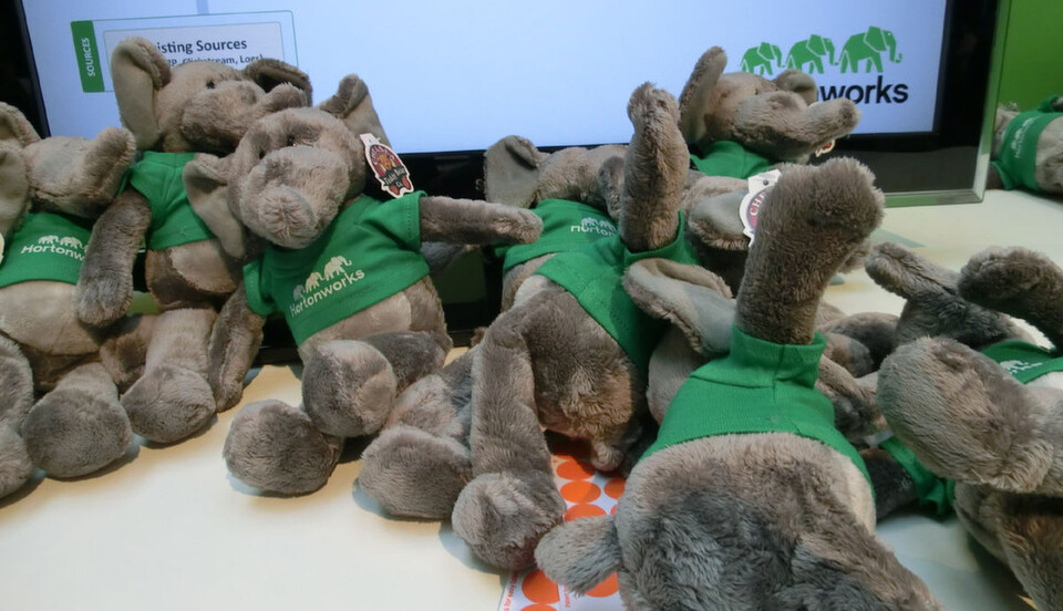 Das Maskottchen von Hortonworks ist ein grün gewandeter Elefant. Das Maskottchen von Hortonworks ist ein grün gewandeter Elefant.
