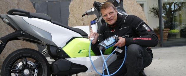 »bike und business«-Chefredakteur Stephan Maderner zog nicht nur am Stromkabel des neuen BMW C Evolution sondern auch ein positives Fazit. »bike und business«-Chefredakteur Stephan Maderner zog nicht nur am Stromkabel des neuen BMW C Evolution sondern auch ein positives Fazit.