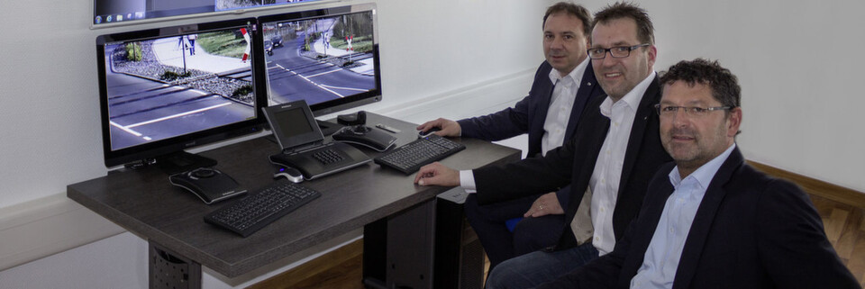(v.l.n.r.) Georg Martin, Marketingleiter bei Dallmeier, Edmund Johanns, Geschäftsführer von Johanns Systemhaus, und Jürgen Seiler, Geschäftsführer von David IT, beim Startschuss des Dallmeier-Lösungszentrums in Bitburg. (v.l.n.r.) Georg Martin, Marketingleiter bei Dallmeier, Edmund Johanns, Geschäftsführer von Johanns Systemhaus, und Jürgen Seiler, Geschäftsführer von David IT, beim Startschuss des Dallmeier-Lösungszentrums in Bitburg.